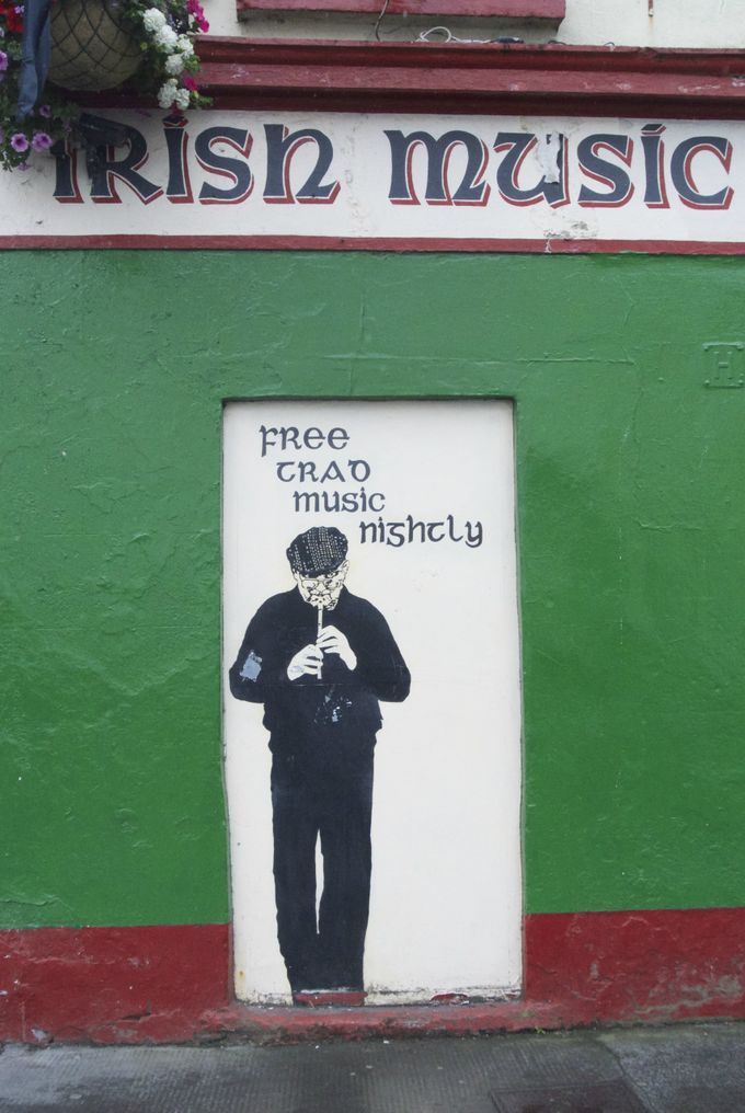 Blarney Pilgrims - Good ol’ Swirish Music! 
Wall painting in Galway
Photo Rolf Hansson